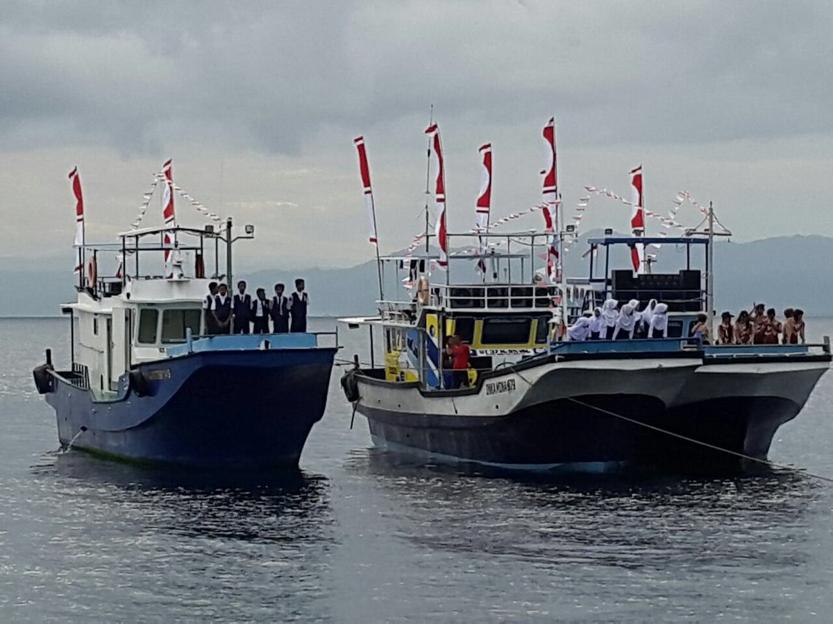 ForHumBUMN's tweet photo. Dg Hikmah Siswa dr Halmahera mgikuti Upacara Bendera diatas kpl diProv.Malut @BankBTNcoid @ppaUtara @ASABRI_PERSERO https://t.co/s3ZtBC7QcP