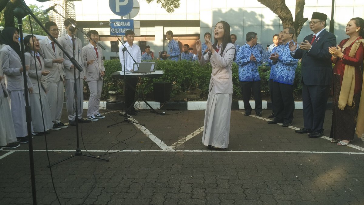 Menperin <a href="/airlangga_hrt/">Airlangga Hartarto</a>, Ibu Yantie Airlangga &amp; Sekjen Syarif Hidayat menikmati lagu2 dari Paduan Suara SMAK Bogor