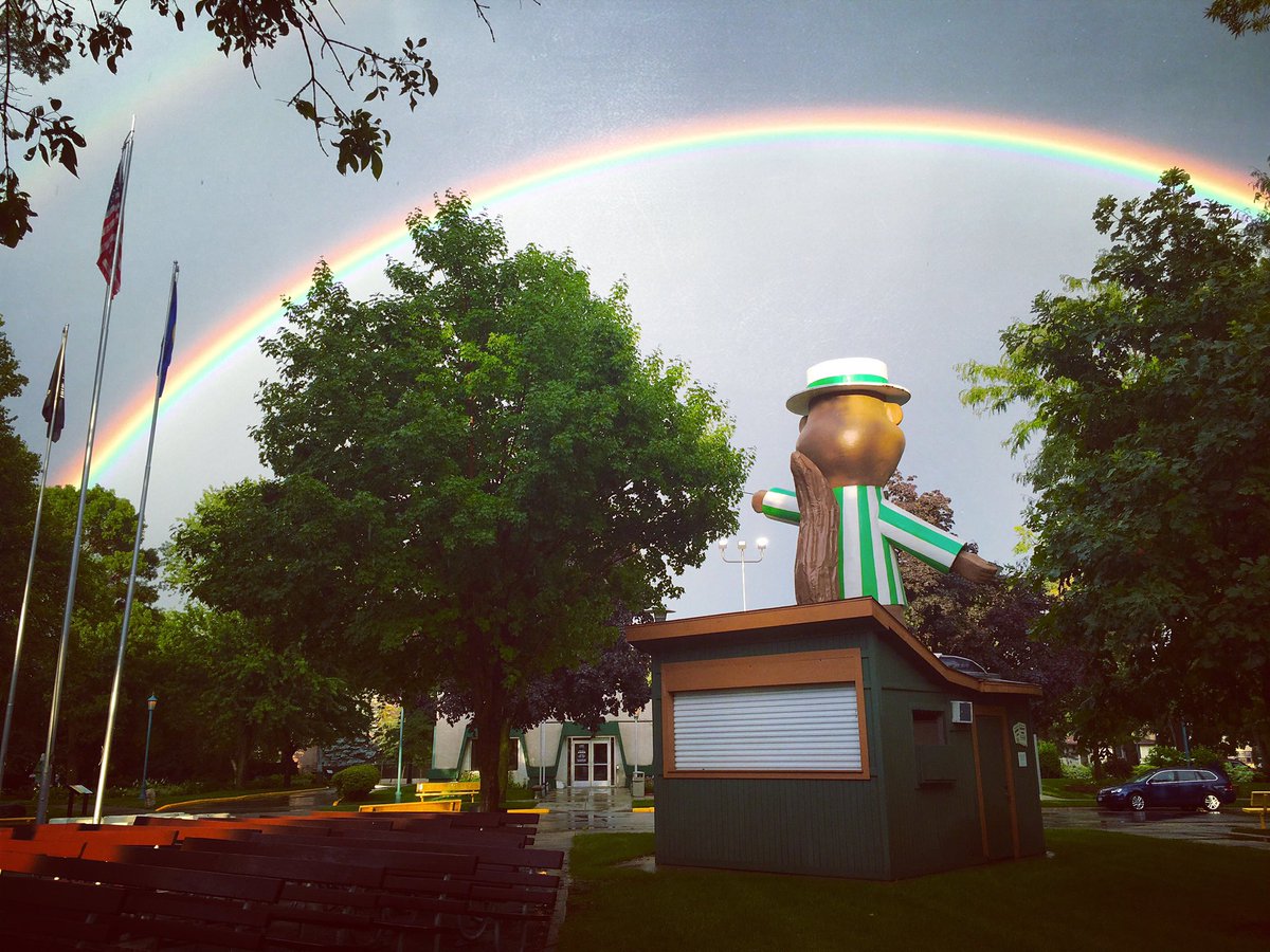 mnstatefair's tweet photo. An unexpected perk of working late! This leaves us speechless!! #fairgroundsinsummer #onlyinmn https://t.co/Z1Y5LxBg0G