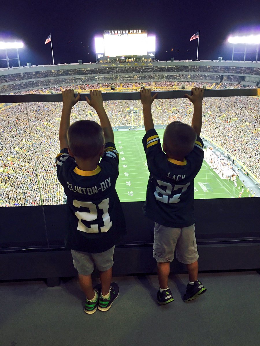 amberrem's tweet photo. First Packer game for these two :) #GoPackGo 
@packers @DailyPackerNews @greenbaypack_ @packeverywhere https://t.co/EkSMkFIEFz