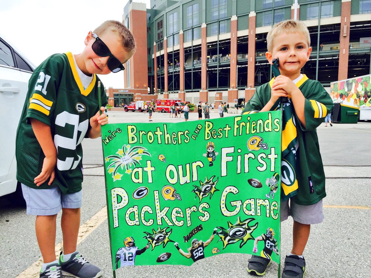 amberrem's tweet photo. First Packer game for these two :) #GoPackGo 
@packers @DailyPackerNews @greenbaypack_ @packeverywhere https://t.co/EkSMkFIEFz