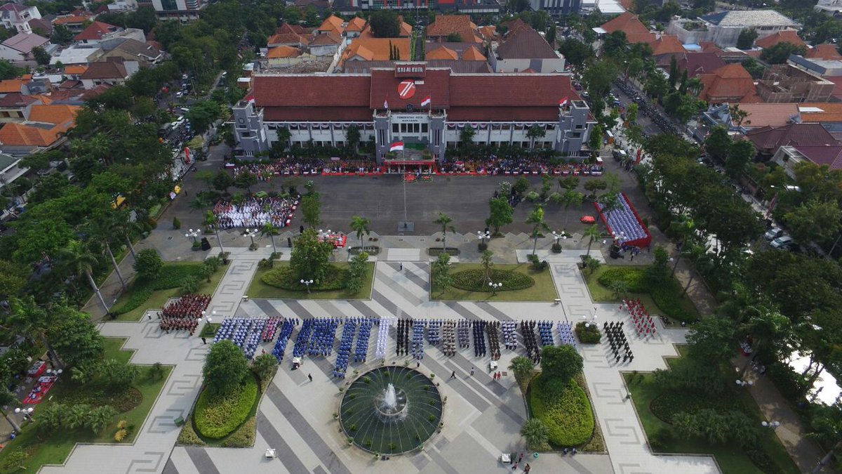 infosurabaya's tweet photo. Kekhitmatan Upacara Peringatan HUT RI ke-71 tampak dari ketinggian di Taman Surya Surabaya. #RI71 via @Humas_kotasby https://t.co/JHdwzInaRB