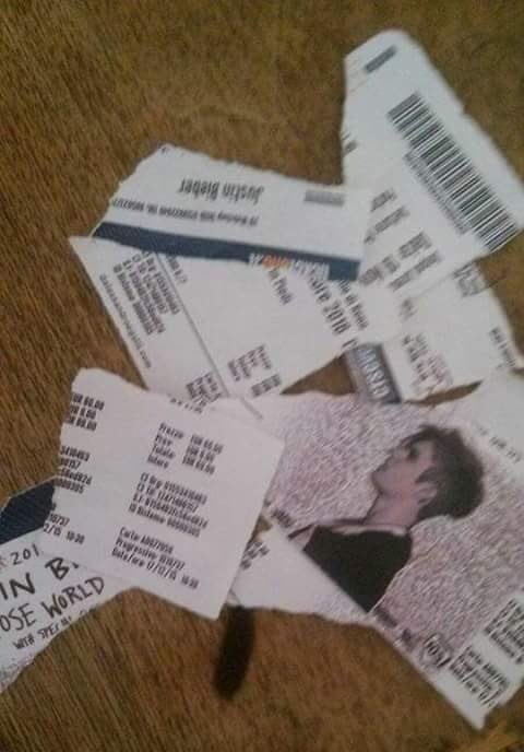 NoviaD_Bieber's tweet photo. La gente rompe las entradas de justin como si no valieran nada y uno aca anhelando tener una #JustinYoureNotAlone https://t.co/U4h1RQwRoE