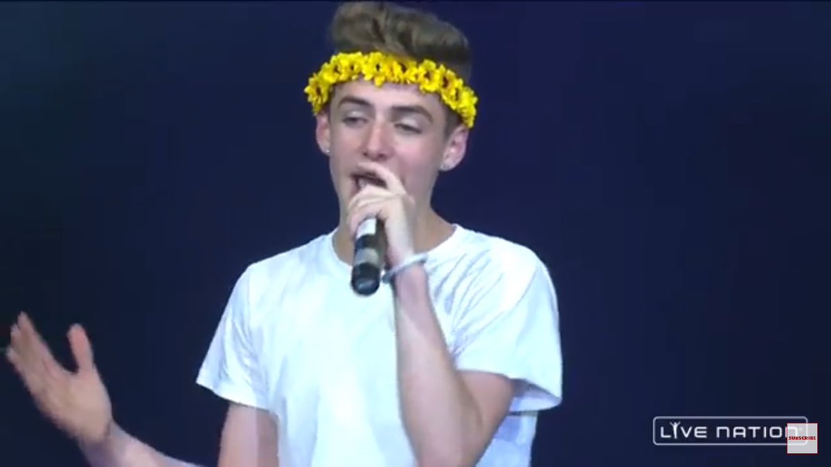 _jj_alvarado's tweet photo. @bruhitszach LOVE YOU ZACH #TLGLive https://t.co/stYafcI5rF