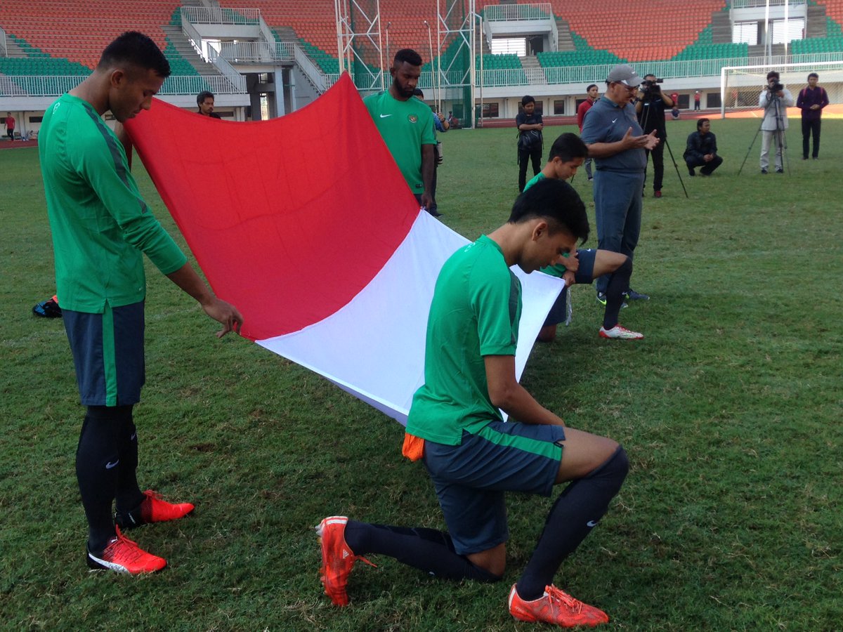 Upacara dilakukan Timnas Senior di Hari Kemerdekaan Indonesia ke 71, 17 Agustus 2016 sebelum memulai latihan pagi