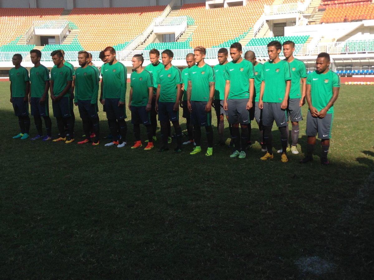 PSSI's tweet photo. Upacara dilakukan Timnas Senior di Hari Kemerdekaan Indonesia ke 71, 17 Agustus 2016 sebelum memulai latihan pagi https://t.co/5EUu6fQEUb