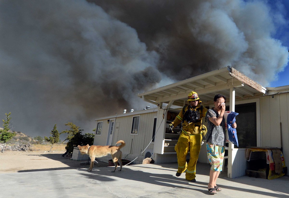 WillLesterPhoto's tweet photo. Residents off of Hess Rd. near the 138 evacuate Tuesday as the #BlueCutFire approaches https://t.co/0zIUG8E0Ol