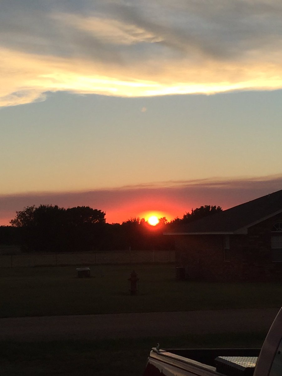 imcababe's tweet photo. @KXIITV  Here in Lone Grove, Sunset behind the smoke coming from Turner Falls this evening https://t.co/NwfZihkn5T