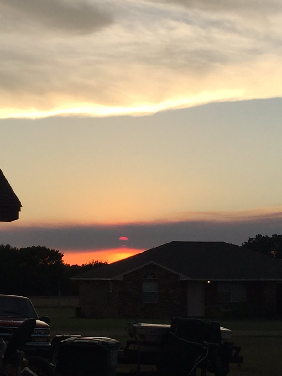 imcababe's tweet photo. @KXIITV  Here in Lone Grove, Sunset behind the smoke coming from Turner Falls this evening https://t.co/NwfZihkn5T