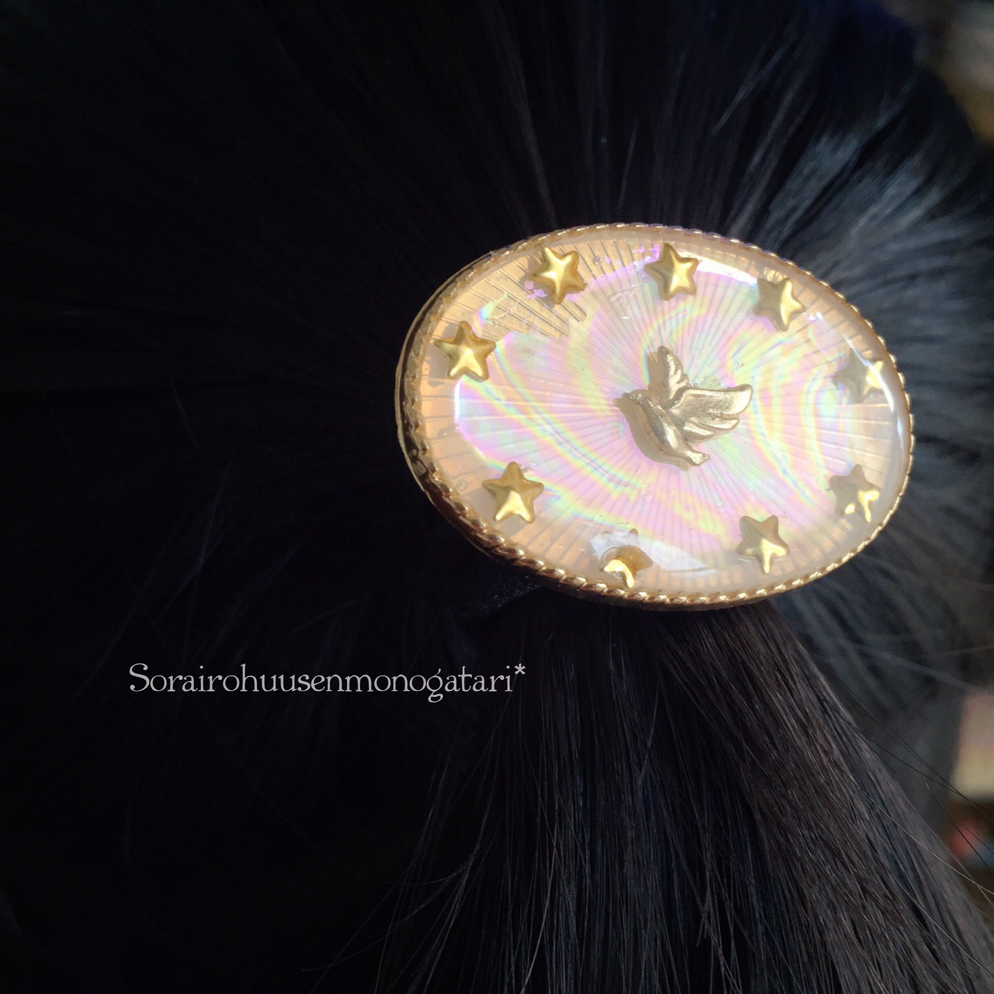 Twitter 𝘀𝗔𝘀𝗔 على تويتر この間作ったヘアゴム シェルっぽく虹色になってけっこういい感じ レジン Uv レジン 100均レジン T Co Vxwanzwfdn