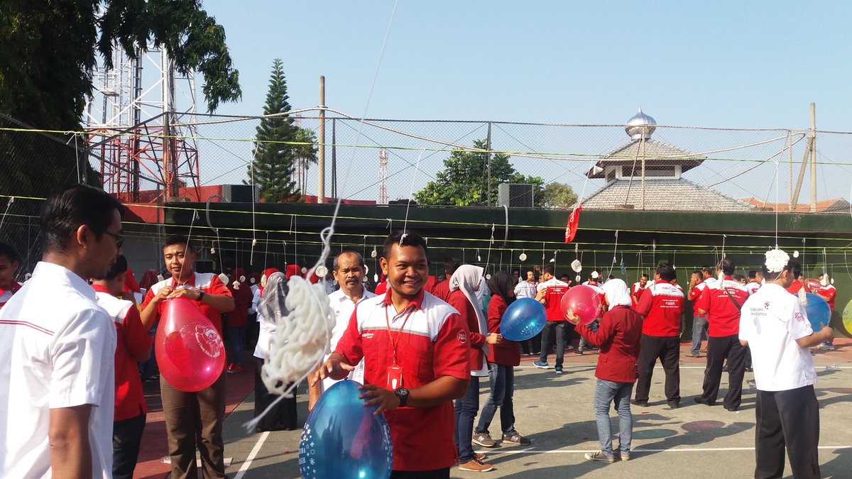 lilymaulidina's tweet photo. Lomba tiup balon memperingati hari kemerdekaan RI @parwi66 @_funtastic5_ #KDTREG5 #TelkomFuntastic5 #solidspeedsmart https://t.co/jZrJX52F98