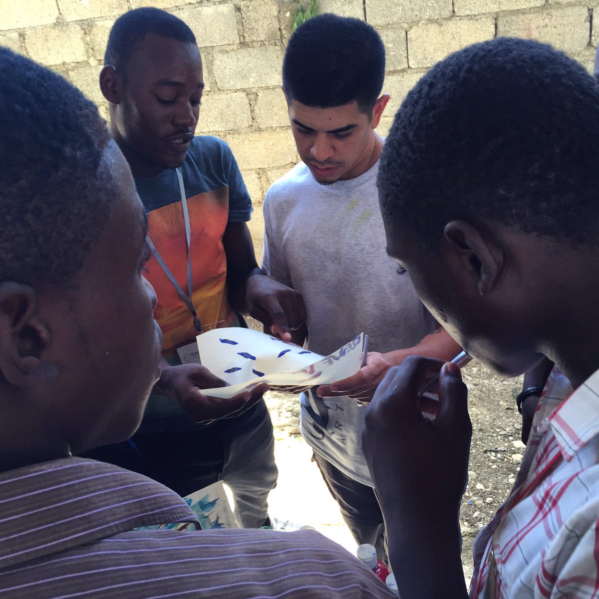 e_LV_8's tweet photo. I love to talk art!! #haitiartproject16 #inspireanewgeneration https://t.co/adaBPFi50m