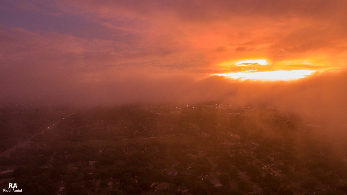 RiserAerial's tweet photo. The sun made a short but dramatic appearance today. #RoundRock @ChikageWeather @CollinMyers_ @cbsaustin @TravisCOSW https://t.co/rcIrZcA0lb
