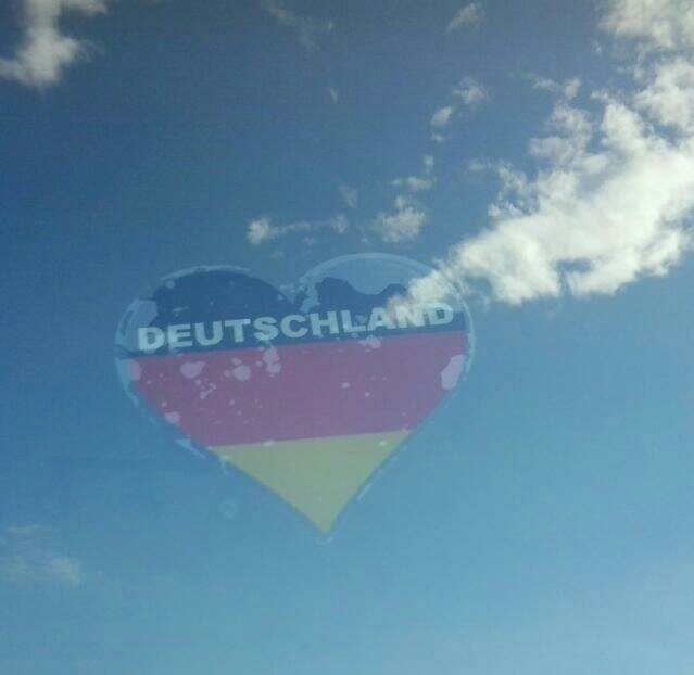 earlybird2010's tweet photo. #WhatMakesYouGerman ?
Mal ganz selbst sein und auf Merkel einen fahren lassen! #Regierung #Merkelmussweg #ltw2016 https://t.co/7cHNqzvqzi
