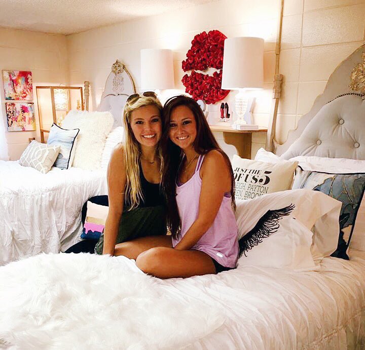 jessicaweikert's tweet photo. @BuzzFeed My cousin's custom built dorm room is better. 😍 @sk_parkerrr https://t.co/sib2iJShlW