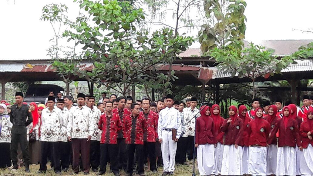 aminullahmajid's tweet photo. Upacara yang sama, Bendera yang sama, Lagu yang sama...Dirgahayu Indonesiaku #RI71 https://t.co/4fWcBlL1Cj