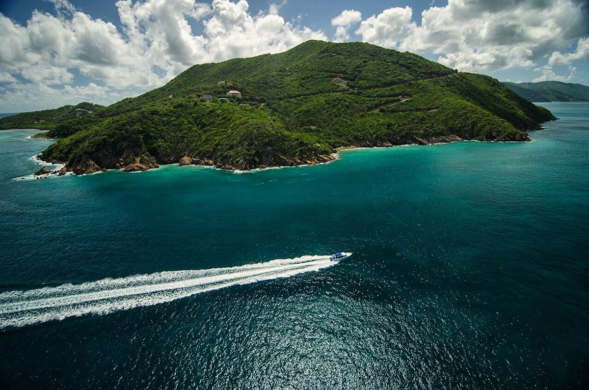 CaribbeanInfo's tweet photo. Tortola so pretty and green ! #BVI #caribbean #TravelTuesday #travel https://t.co/bH9BkeO64N via @OldMangoCompany