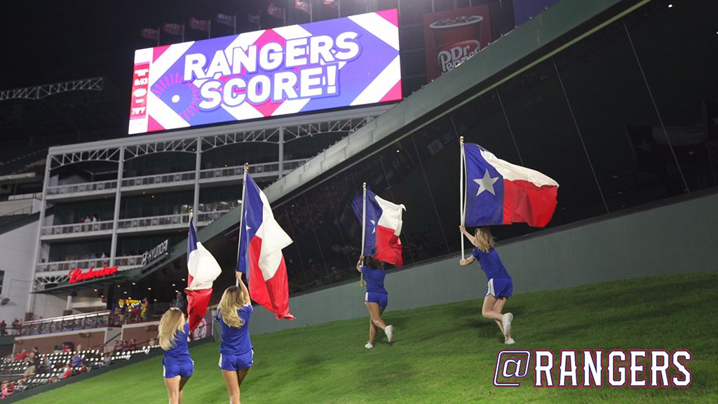 .@ElvisandrusSS1 brings in <a href="/RougnedOdor/">Rougned Odor</a> with a sac-fly and we take the lead 2-1! #LetsGoRangers