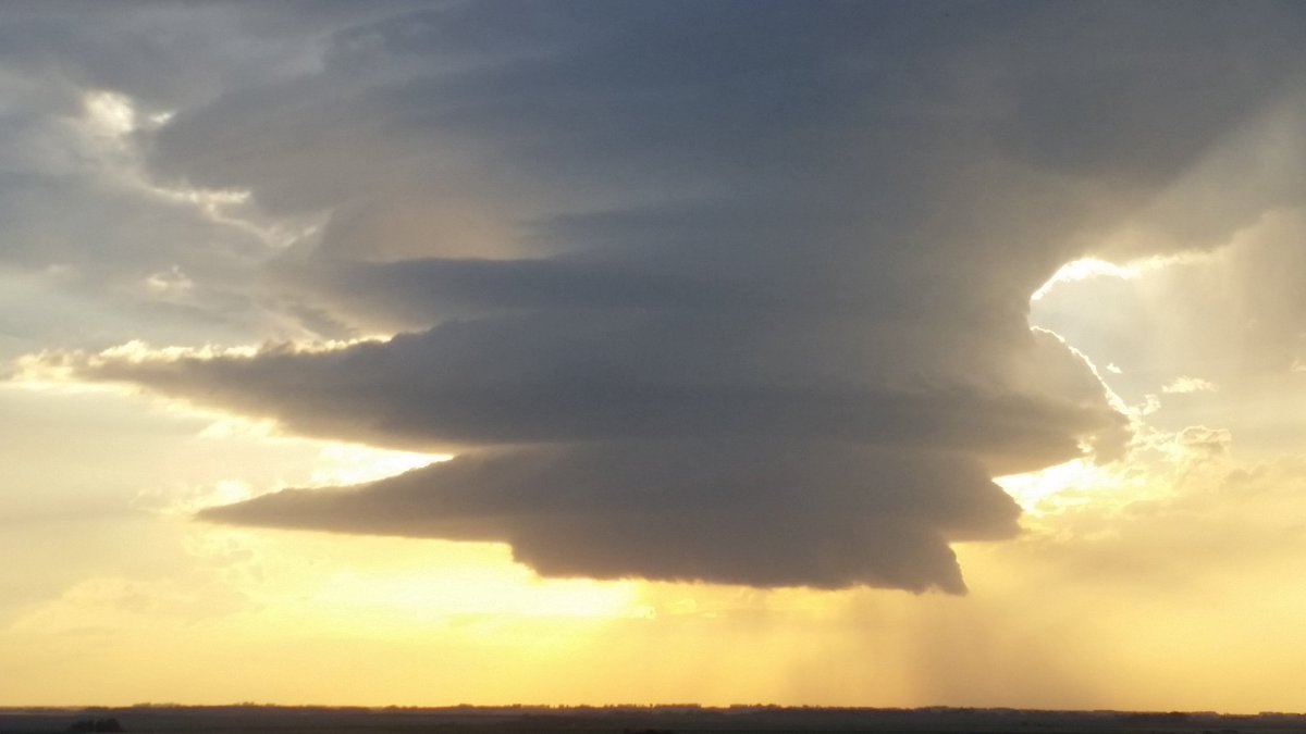 BadWeatherKyle's tweet photo. This meso is multi-stack! #abstorm 820pm https://t.co/3Tt828VGv8
