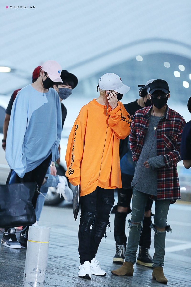 MarkStar93's tweet photo. 160729 인천공항 출�� #마크 #Mark #갓세븐 #GOT7 @mtuan93  오렌지마크😍 https://t.co/YflNl4HdJS