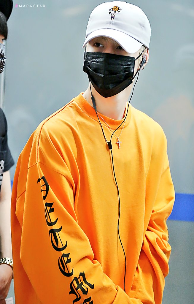 MarkStar93's tweet photo. 160729 인천공항 출�� #마크 #Mark #갓세븐 #GOT7 @mtuan93  오렌지마크😍 https://t.co/YflNl4HdJS