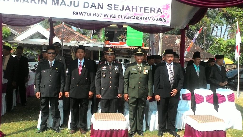 pksgrobogan2's tweet photo. Ketua dpd pks grobogan, mengikuti upacara hut ri ke 71 di kecamatan gubug #indonesaku #RI71 https://t.co/4eUJgbrTLc