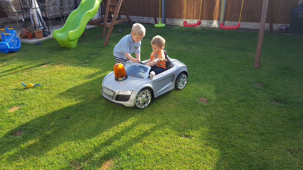 zedder01's tweet image. Recovering the little brother who is a " rubbish driver!" @PeteScaife