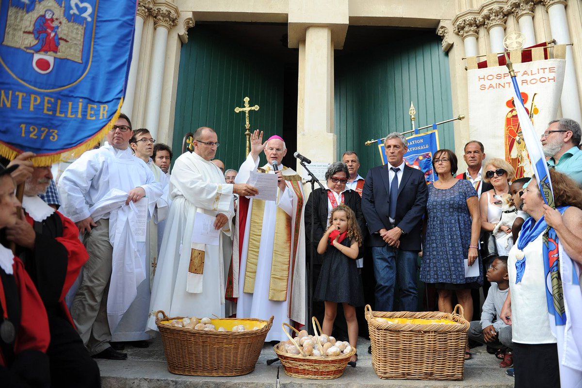 saintroch2mtp's tweet photo. Présence très appréciée, comme chaque année de Mr Saurel, le maire de Montpellier pour cet événement @saurel2014 https://t.co/9jX7zpaSmE