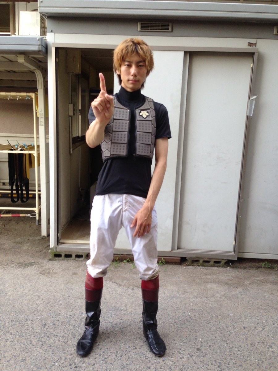 中川明美 競馬ブック Twitter પર 日本一ビッグな男が勝ちました ２ｒで差し切った江里口裕輝騎手 おめでとう 写真ではわかりずらいけど 身長なんと176センチ 武豊騎手よりビッグなジョッキーなのであります