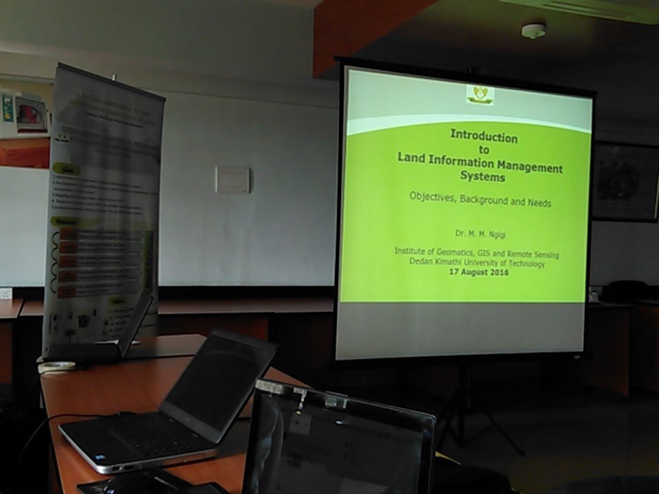 eomwandho's tweet image. Land information management systems presentation by @murimi99 #landmatters #landtools #ict4dev in Nyeri County