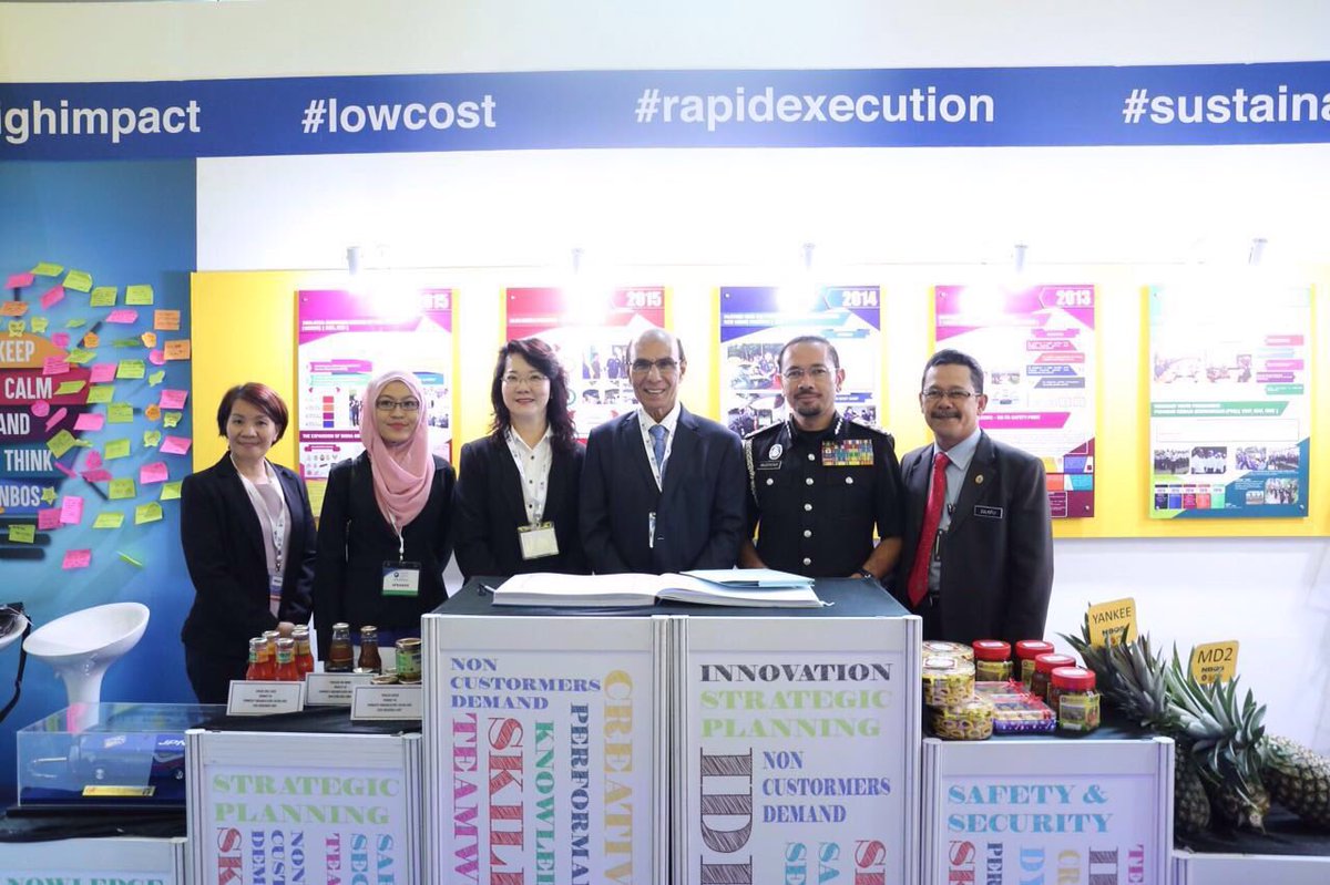 imigresenmy's tweet photo. Dato' Sri @KP_JIM bersama pengurusan tertinggi @KDNPUTRAJAYA meluangkan masa di ruang pameran #ICBOS #NBOS https://t.co/Tsge5W8eqy