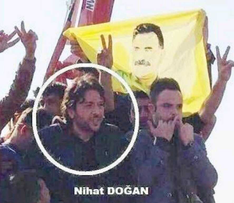 Bu şerefsiz vatan haini domuzun resminin önünde poz verip kendini vatan sever ilan edemezsin Nihat Doğan..