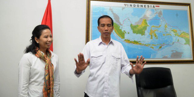 Meneg BUMN Rini Soemarno mmbantah rumor diriny berkwarganegarn ganda. "Bukan berarti sy warga AS, no!" tegasnya