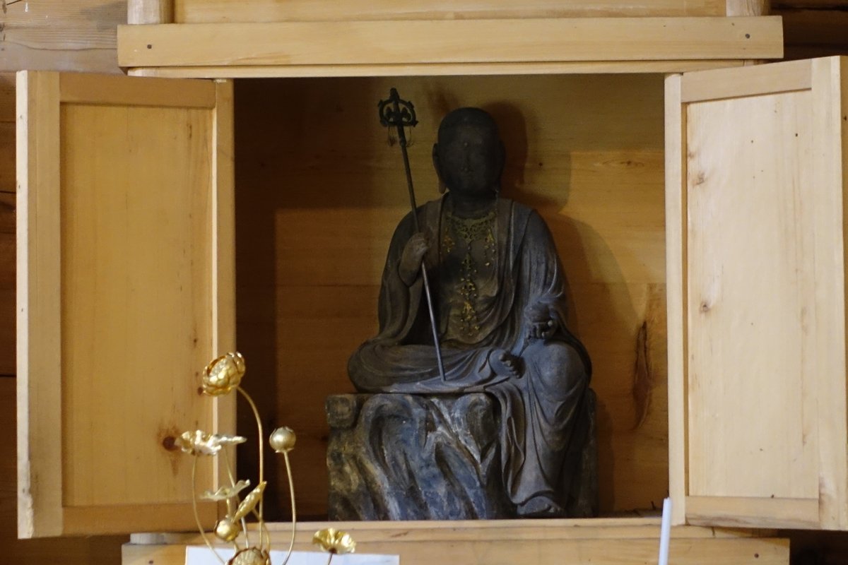 butsuzolink's tweet image. 【仏ログ】幾重にも重なるカーブを登り石徹白大師堂を訪問しました。苔生す石段を登るとかつて白山を開山した泰澄を祀る大師堂。中央には白山を開山した泰澄38歳像が祀られていた。その横には泰澄16歳像、若々しい泰澄像はとても珍しい。 https://t.co/fJ2BKRmRWJ