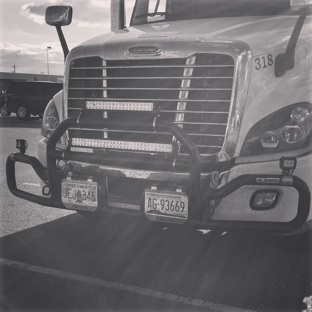 kencox3's tweet photo. #exguard #freightliner #nilight #bugs #truckerslife #ak #alaska #yukon #canada #michaelphe… https://t.co/ai0bmls9nj https://t.co/uWDH62lt3N
