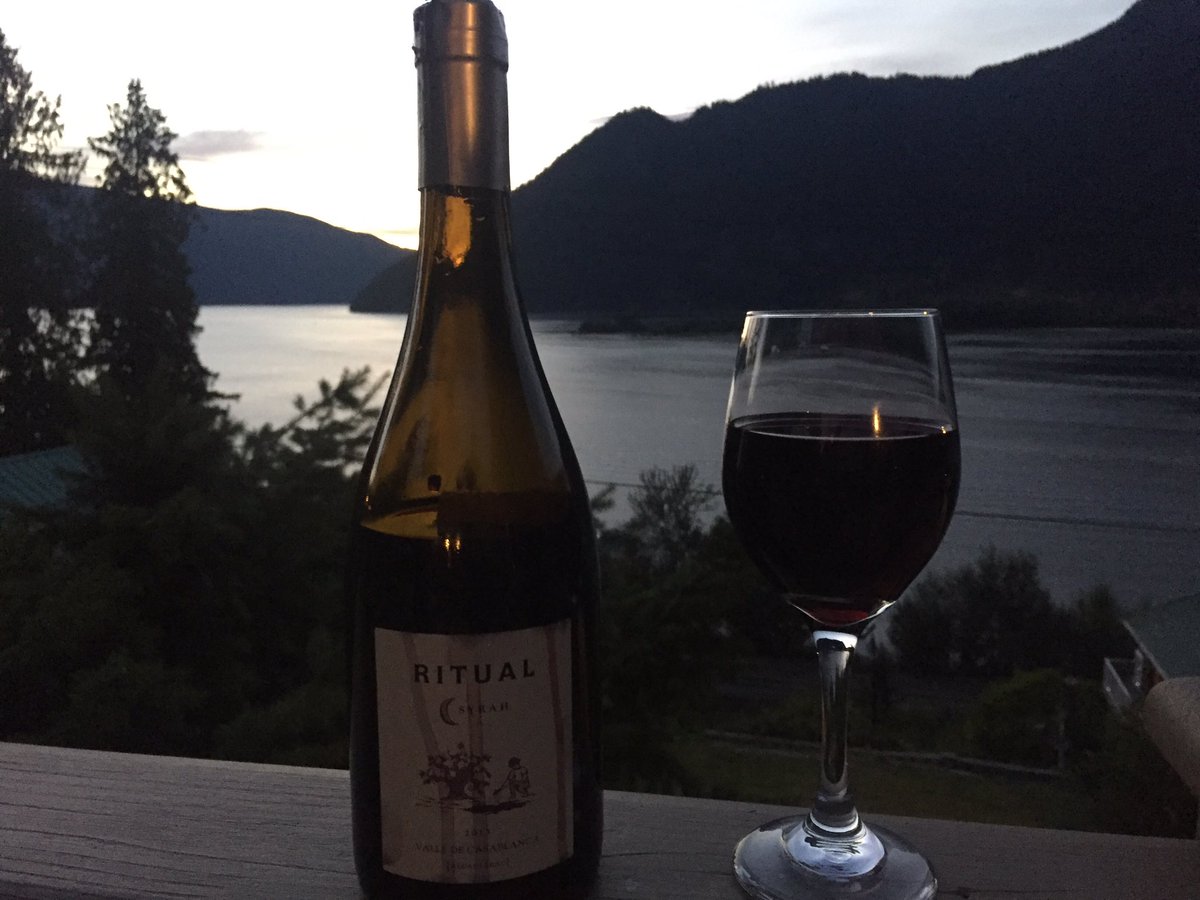 smithder's tweet image. Hey @Highlanderwine, we were really looking forward to enjoying this nice Syrah at the lake and then this happened 😢