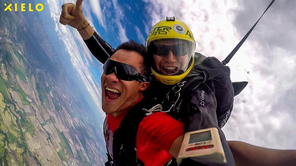 Sacar estas sonrisas en el #Xielo es nuestra mayor recompensa. Somos una #MáquinaDeSueños #SaltaConXielo <a href="/skychamito/">Jorge Ivan</a>