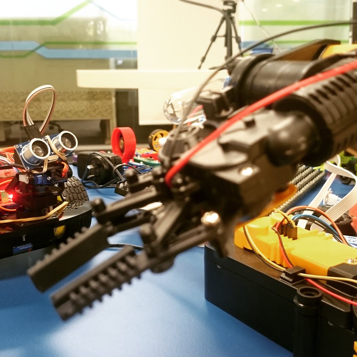 clclearnyourway's tweet photo. #ScienceWeek is a blast! #robots #Droids and #Drones #learnyourway https://t.co/NX322STP5q