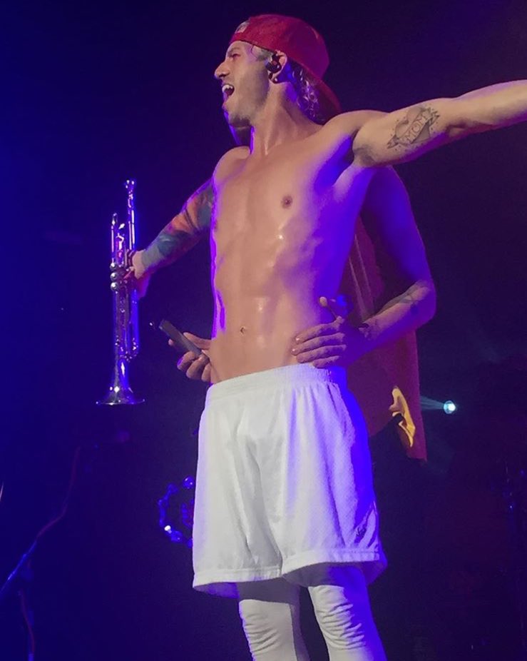 Tylerdunpilots2's tweet photo. During Madison square garden D2 #MSGRoadshow #twentyonepilots #titanic #joshdunlegs #jish #TylerJoseph #joshdunback https://t.co/2egKhbmn8o