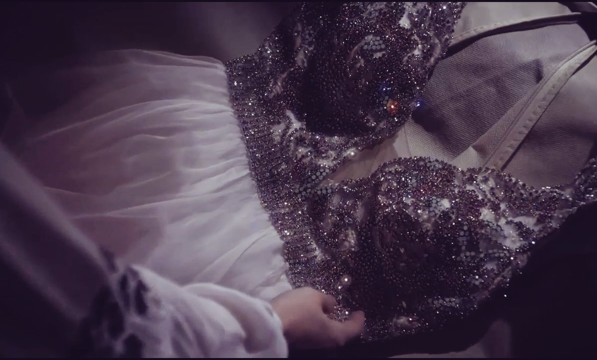prettyliarsclue's tweet photo. #AriasDress what did you think about Aria's dress?! It looked a lot like Hanna's prom dress didn't it?! https://t.co/ogaJ8grkPr