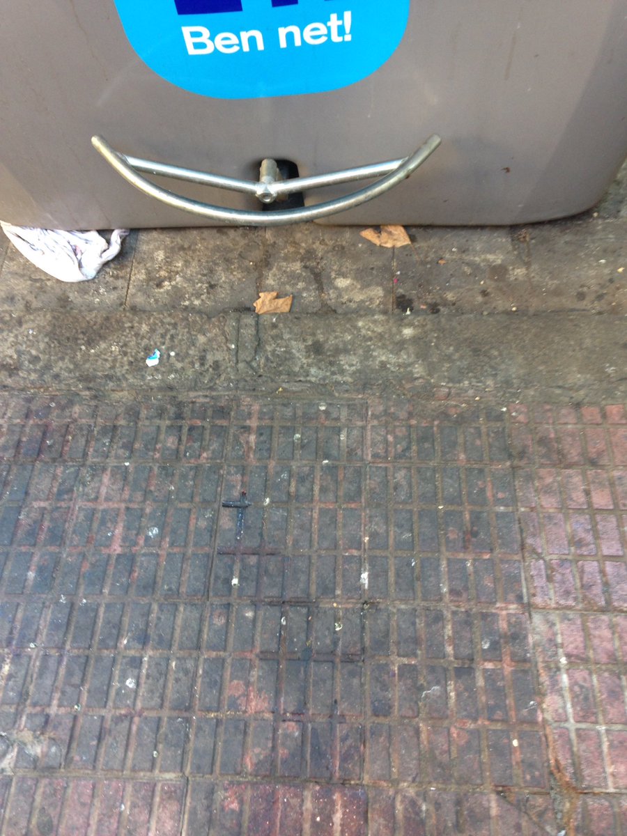 Ja se pq deixem les escombreries fora del contenidor! Dona molt fàstic apropar-se al pedal per obrir-lo #Lhospitalet