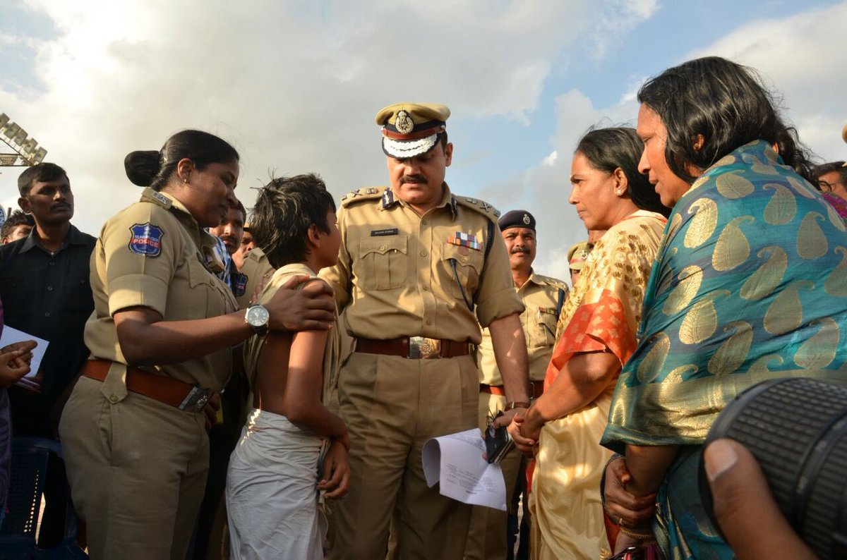 Telangana Police performed the rituals of remembering the #IndianPoliceMartyrs during Krishna Pushkaralu MahaKumbh