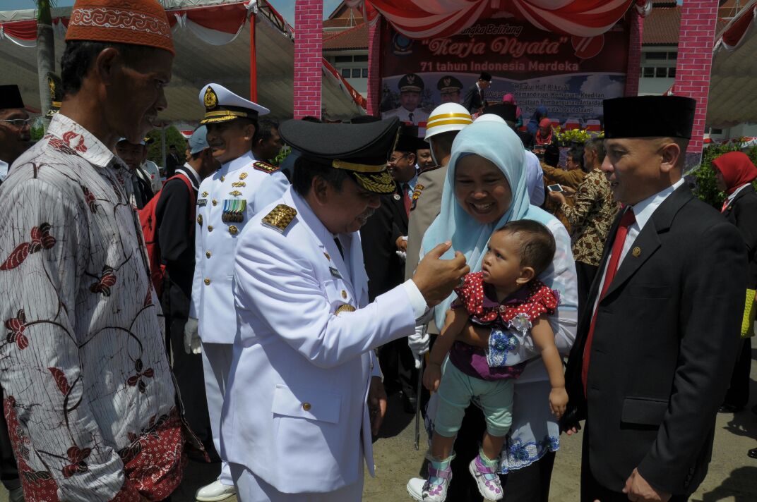 Gub Babel Rustam Effendi menyapa bocah saat mninggalkn lap upacara peringatn HUT RI ke-71 di Pngkalpinang #BabelNews