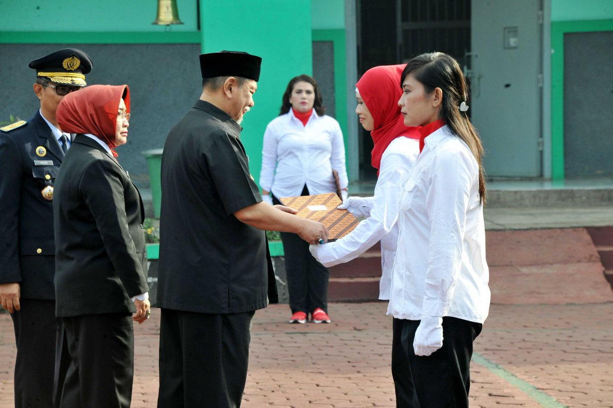 Sebyk 11,010 napi di di Jawa Barat peroleh remisi. SK remisi diserahkan Wakil Gubernur Jabar Deddy Mizwar #RI71