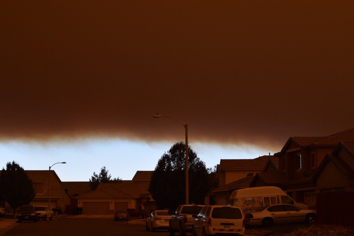 Aguilarwife's tweet photo. View from my house tonight!! #BlueCutFire #Victorville #ihatefire #keepthefiremensafe #BeSafe https://t.co/D1zktqoq5k