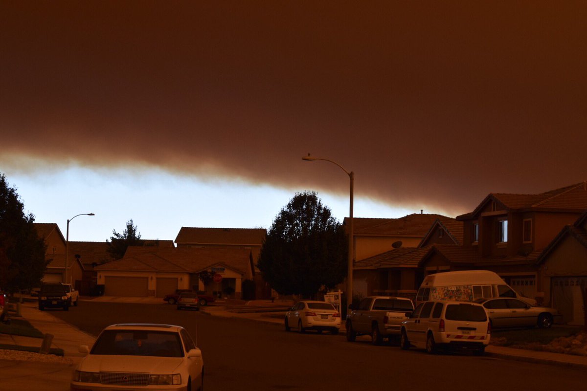 Aguilarwife's tweet photo. View from my house tonight!! #BlueCutFire #Victorville #ihatefire #keepthefiremensafe #BeSafe https://t.co/D1zktqoq5k