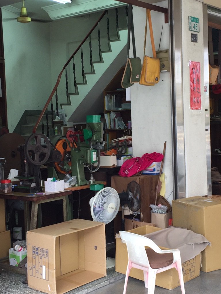 maka_jp's tweet photo. 台南の帆布屋さん 三軒。前より少しだけ売れるかも^o^ってことを意識した品揃えに変わってた感じ。私は合成帆布さんが一番好み。永盛さんは好きな色の在庫があれば縫製ピカイチ。 https://t.co/WGreSxw5Rw