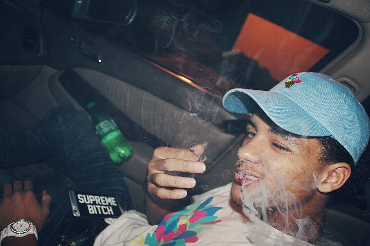 jdizzy1998's tweet photo. If I don't neck this mofo I don't get high like frfr bruhhh...😒🙄🙄😆😆 #neckGod https://t.co/VVBn17MEuo