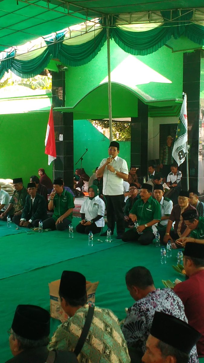dpcpkblamongan's tweet photo. Sambutan ketua dpw pkb jatim bpk. Halim iskandar dlm acara baksos dilamongan #holopiskuntulbaris @kabarPKBjatim https://t.co/mr6ROAWj5Q