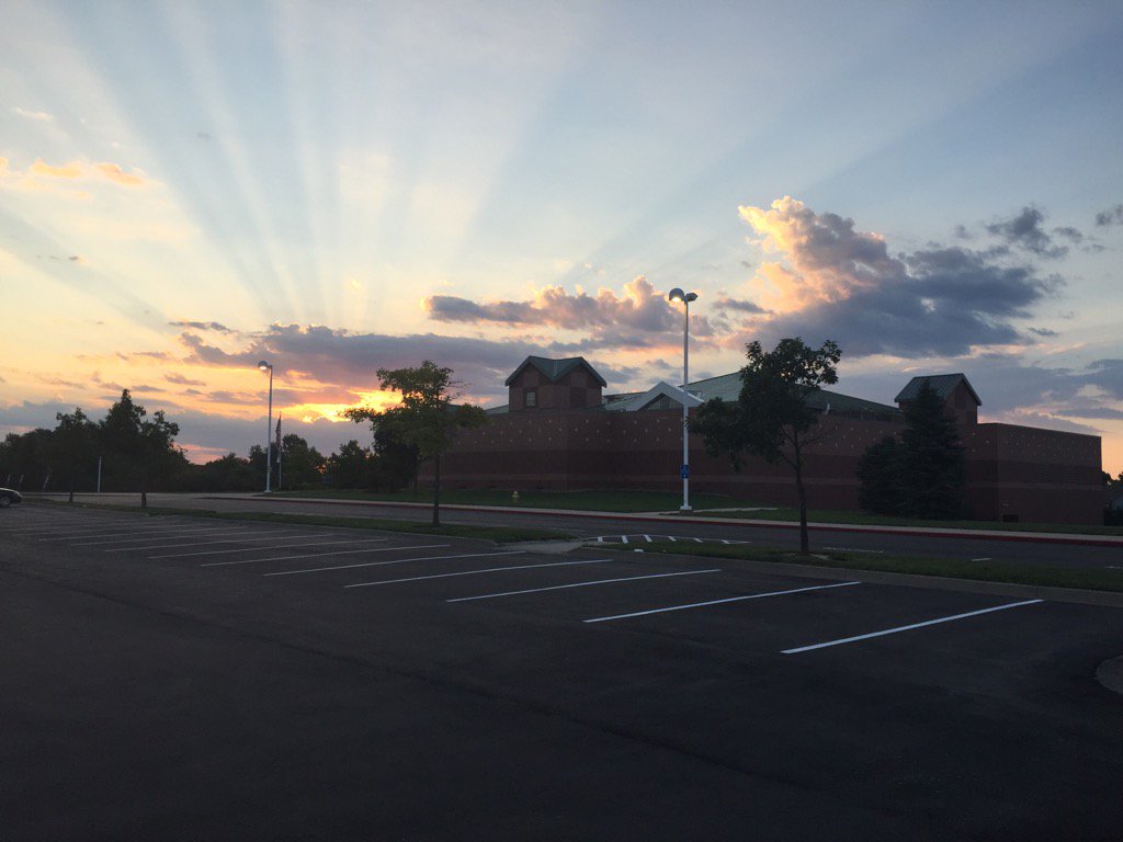Another photo for all of you sunrise lovers!  <a href="/LillianSchuElem/">Lillian Schumacher Elementary 🦈</a> @LPSFirstDay <a href="/NevilleKMBC/">Neville Miller KMBC</a>